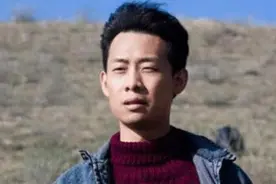 张译因贪玩救父母一命，娶二婚央视妻子，前岳母嘲：像大队会计图片