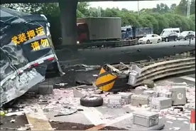 突发！江苏一运钞车与货车相撞，致2死4伤！百元钞票散落一地图片