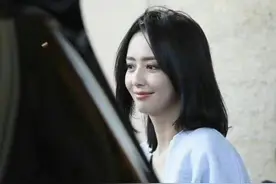 38岁佟丽娅大胆尝试露脐装，高清镜头下也好美，长相精致似洋娃娃图片