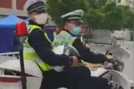 交警骑摩托车载人不戴头盔！市民秒变“执法者”理直气壮一再质问视频封面