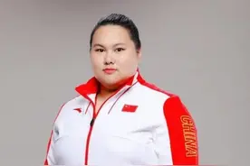 尴尬！300斤中国女将睡奥运纸板床怎么办？回应：别担心 睡地上图片