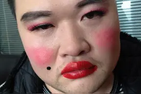幽默搞笑.闺蜜酒后上车前还挺安分，居然一上车双手就开始乱摸图片