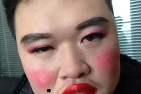 幽默搞笑.闺蜜酒后上车前还挺安分，居然一上车双手就开始乱摸图片