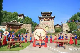 武汉唯一的土家风情景区，土家山寨已有300年历史，今成网红景区图片