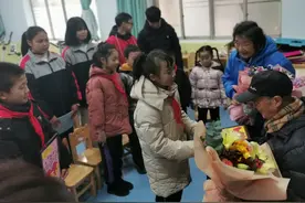 彭爷爷车奶奶又来了 送爱心还跟孩子们讲故事图片