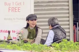 万绮雯与好友街边聚餐，50岁脸干瘪却没皱纹，全凭气质撑着！图片