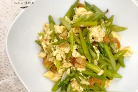 芦笋的家常做法：海米鸡蛋炒芦笋，焯一下，炒一炒，既简单又鲜美图片