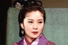 “黄蓉”魏秋桦约龚慈恩吃鱼翅，息影后经商成富婆，62岁未婚未育图片