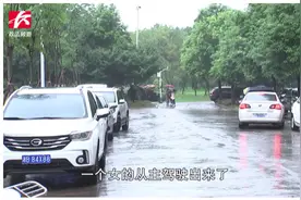 豪车女司机地下车库遭劫持，机智“操作”劫匪反而蒙了视频封面