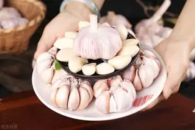 吃大蒜对身体到底是有利还是有害？常吃能降压防癌吗？医生告诉你图片