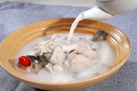 十全大补鲈鱼汤，营养丰富！健康图片