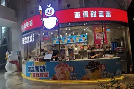奶茶“围城”：蜜雪冰城加盟“每天百人面试”，品牌大战下奶茶也“内卷”？图片