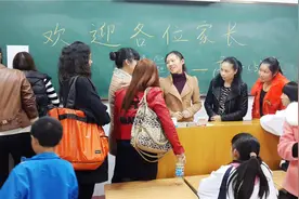 我前面4人后面6人，共几人？孩子回答11，却被老师扣5分图片