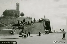 1930年代湖北武昌蛇山黄鹤楼奥略楼武大及街道农田的景象图片