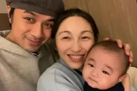 古巨基晒一家三口，老婆52岁生娃不显老，2个月儿子眉眼呆萌可爱图片