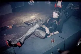 周迅，被演技耽误的摇滚女郎！脏辫、黑丝、烟熏妆，没有她不敢的图片