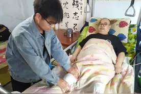 大学生带父求学，陌生城市与家乡一样亲图片