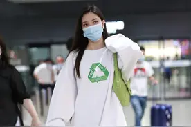 美又飒！宋妍霏穿白色衣裤造型炫酷 单手插兜走路气场十足图片