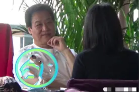 刘亦菲干爹有新欢？和妙龄女约会兴致高，曾和小30岁杨采钰相恋图片