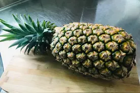 买了一个凤梨，吃果肉，炖鸡、做罐头，烤凤梨酥，还能做什么呢？图片