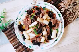 用清脆甘甜的藕加上鸡胗，热量低还开胃图片