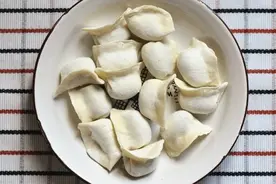 冻饺子怎么煮？冷水、沸水下锅都不对！东北人教你一招，不破皮不露馅图片