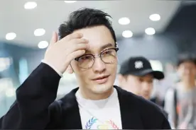 上了年纪，额头太高，尽量别做油背头，像黄晓明这样，油腻十足图片