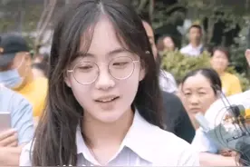 最美送考生！女孩守在考场外为朋友送花图片