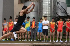在初中体育教学中，加强核心力量训练，能有效改善学生跳跃能力图片
