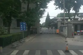 北京地安门内大街的风格：从寿皇殿到地安门，绿树成荫却不像古城图片