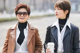 4、50岁的女人，如何为衣橱“断舍离”？这5件衣服，再穿就掉价了图片