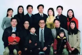 一门5博士1硕士，他被鲁豫称为“博士老爹”，网友：基因强大图片