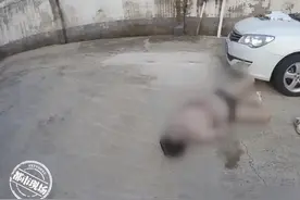 男子赤裸躺路边，交警呼唤没反应，走近一闻一股“异味”图片