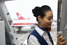 飞机厕所直接排到空中？就不怕会砸到人吗，乘务长说出答案图片