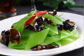 简单快手清淡小炒-木耳莴苣炒鸡片的家常做法图片