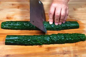 饭店最新“切黄瓜”方法，难怪外形好看，炒起来入味，快学一学视频封面