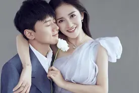 谢娜二胎产后复出略显臃肿，与张杰同框接双胞胎女儿，场面很温馨图片