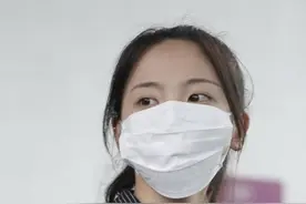 杨超越素颜上班路透曝光 扎高马尾皮肤白嫩气质清纯图片