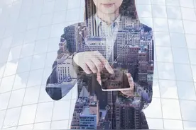 小说：她是不起眼的丑小鸭，却得两大校草的青睐，校花快气疯了图片
