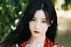 太性感了！张檬穿红色波点连衣裙，大秀美背却不失清纯图片