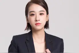 穆婷婷性感出场，只穿了一件西装外套，这身材连柳岩都要甘拜下风图片