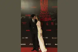 姜潮麦迪娜合体撒狗粮，红毯途中接吻3次，口红还粘在老公嘴上？图片