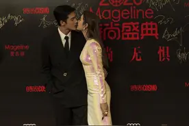 姜潮麦迪娜合体撒狗粮，红毯途中接吻3次，口红还粘在老公嘴上？图片