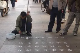 街头乞丐写欧楷，网友评论：最牛乞丐书法家！专家：无艺术美！图片