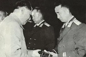 西路军覆没，徐向前孤胆历险回延安，毛主席安慰他“有鸡就有蛋”图片