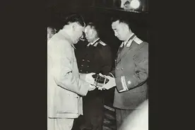 西路军覆没，徐向前孤胆历险回延安，毛主席安慰他“有鸡就有蛋”图片