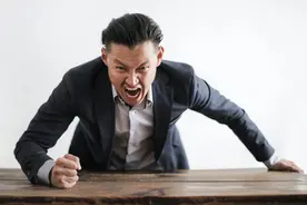 心理学：被老板说没能力、智商低？4种常见的“职场霸凌”手段图片
