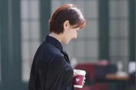 黑色衬衫怎么搭配，适合女性的几组穿搭look，又酷又美，精致有范图片