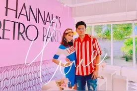 周杰伦向老婆表忠心，甘当昆凌合影道具，跟朋友聚会婚戒不离手图片