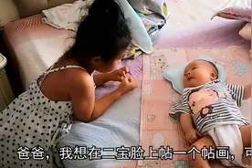 姐姐把弟弟当玩具，父亲还帮忙放哨，宝妈：生二胎是最错误的决定图片